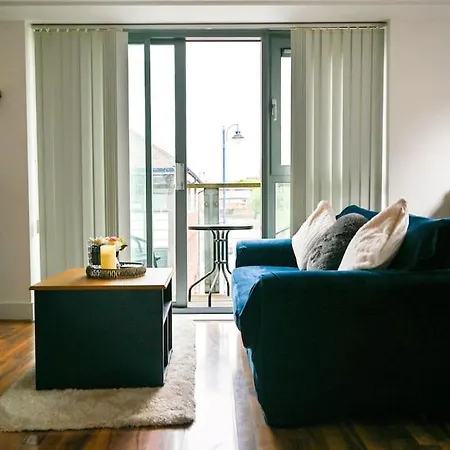 Apartment Centre Flat With Balcony *
