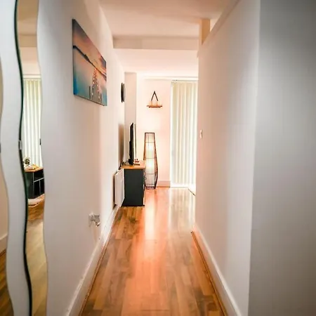 Apartment Centre Flat With Balcony *