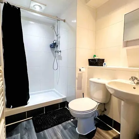 Apartment Centre Flat With Balcony *