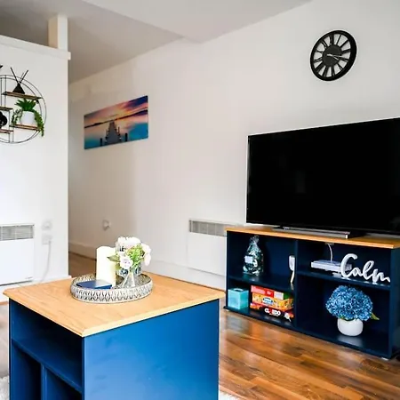 Centre Flat With Balcony Apartment